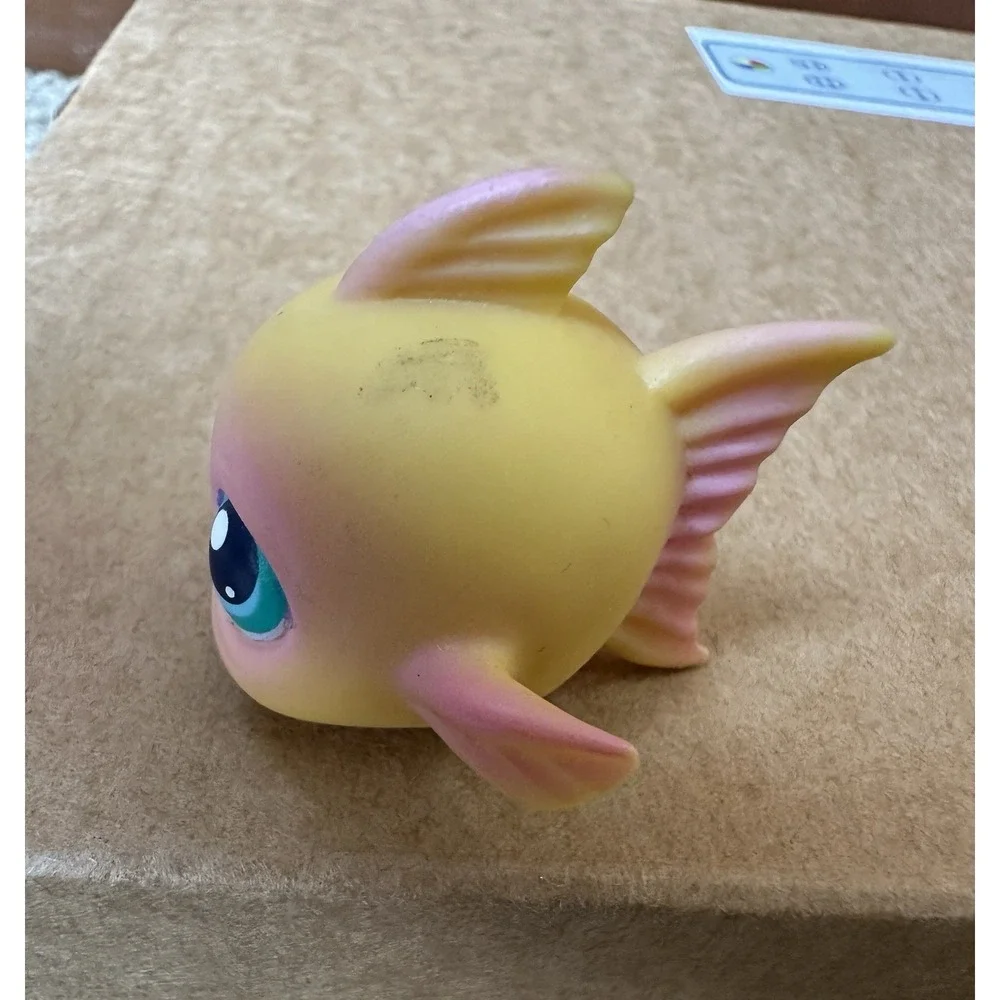 Littlest Pet Shop Fish Yellow And Pink With Blue Green Eyes